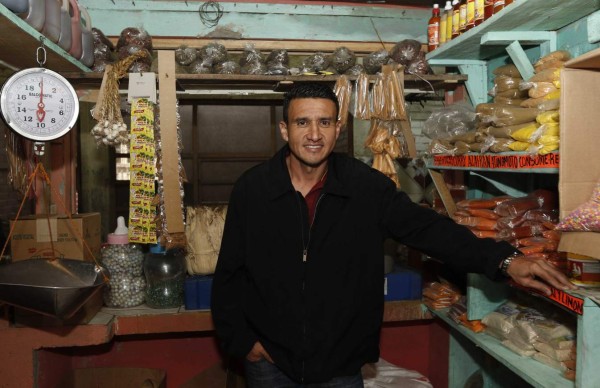 Así es la vida de 'Maco' Mejía alejado de los lujos y en medio de un mercado en Honduras