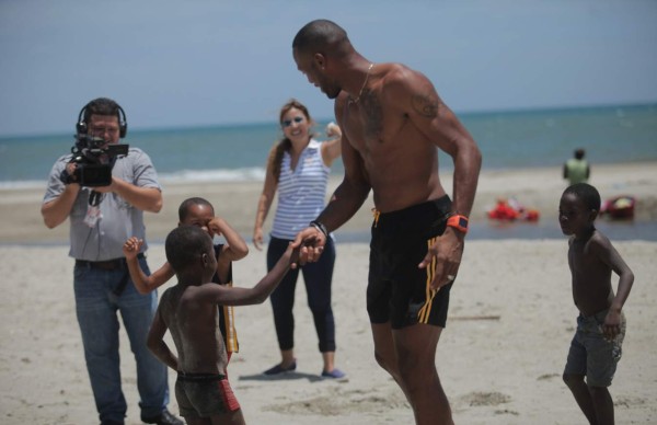 El reto del velocista hondureño Rolando Palacios en la playa