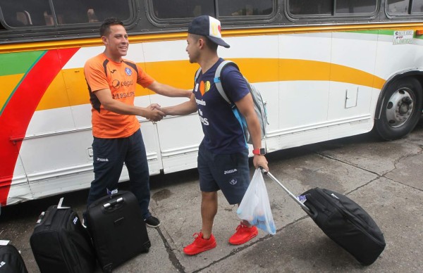 El curioso y singular bus en el que viajó Motagua a Tela