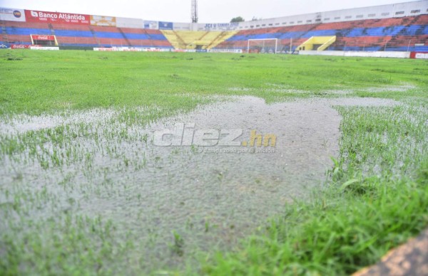 ¡INUNDADO! El estadio ceibeño se ha convertido en un verdadero pantano