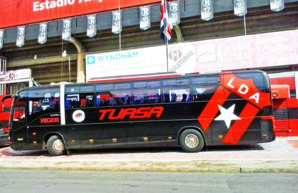 Los lujosos autobuses en lo que se transportan los legionarios hondureños
