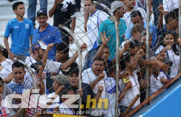 Las caras de sufrimiento y decepción de Honduras en el Olímpico