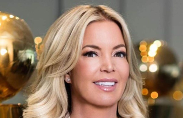 Así es la 'polémica' y hermosa Jeanie Buss, la primera dueña en ganar un anillo en la NBA