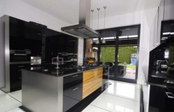 La mansión de 3.8 millones de euros que no logra vender Ryan Giggs; tiene piscina y cine