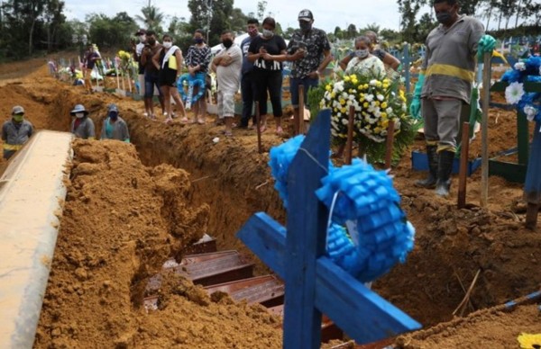 Alarmante: Cementerio colapsa en Manaos y cuerpos son enterados en fosas comunes