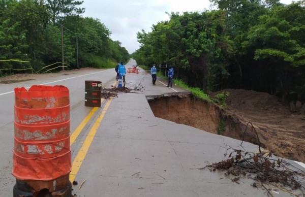 ¡Puentes derrumbados, desbordes y deslizamientos! Huracán Eta sigue causando daños en Honduras