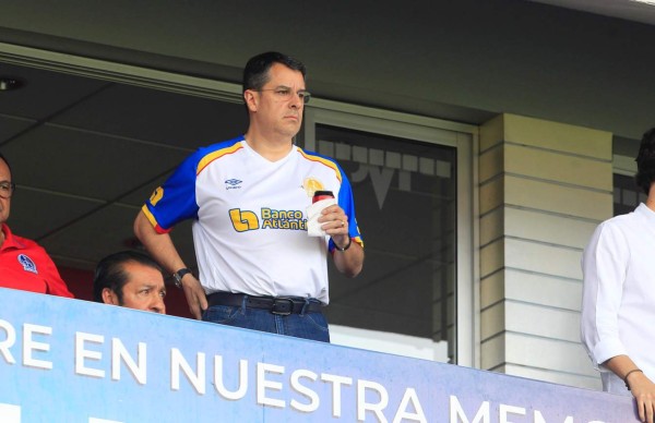 Maynor Figueroa, curioseando el celular a su esposa y Michaell Chirinos viendo a Olimpia