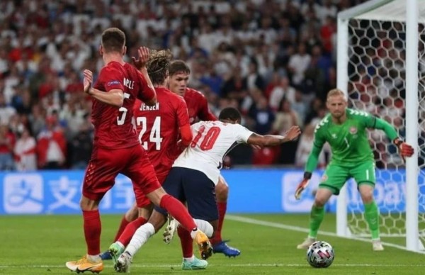 Derroche de locura: cervezas, llanto y festejo de Inglaterra en polémica clasificación a la final de la Euro