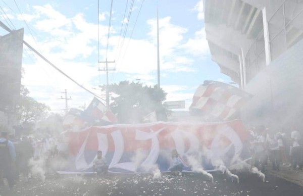 Tarde de locura en el Nacional: baile de Diego Reyes, abrazo de Troglio y las bellezas del repechaje ante Marathón