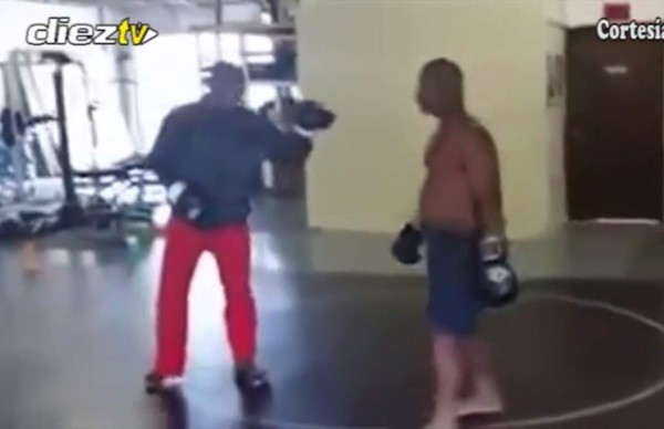 Peleador callejero recibe paliza en gimnasio