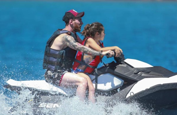 Las espectaculares vacaciones de Messi, Fábregas y Suárez con sus bellas mujeres