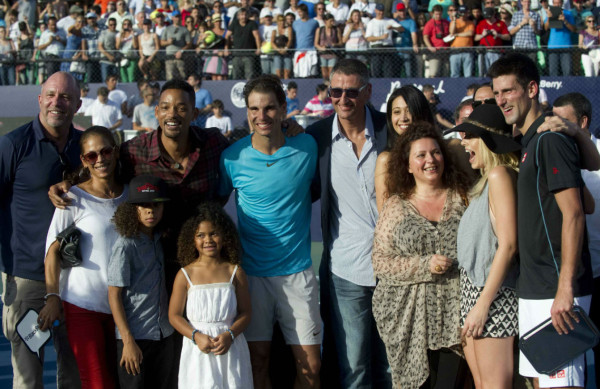 Nadal y Djokovic cierran gira con show de tenis y fútbol en Argentina.