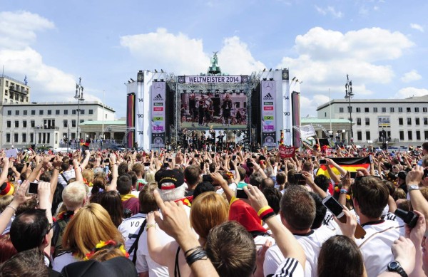 Una multitud eufórica recibe a Alemania en Berlín