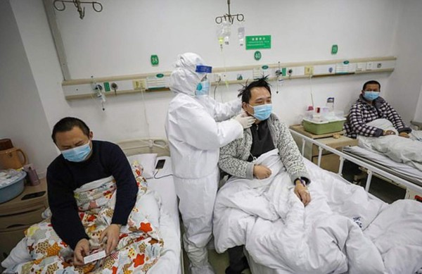 El terrible cambio de piel de dos médicos chinos sobrevivientes del coronavirus en Wuhan