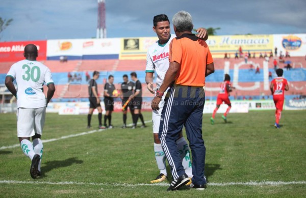 NO VISTE EN TV: El festejo de Platense y Diego Vazquez terminó bañado