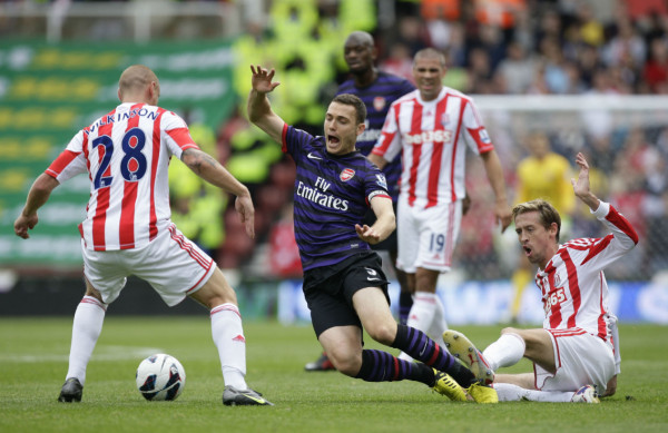 Liverpool y City empatan, y el Arsenal suma otro empate ante el Stoke.