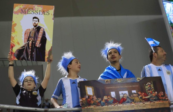 Cavani invita a pelear a Messi en el Argentina-Uruguay: ''Cuando quieras''