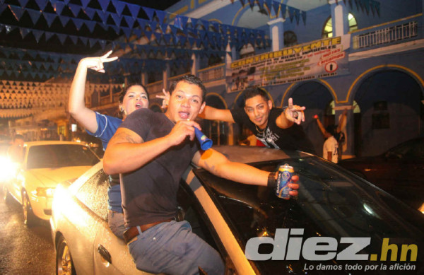Hondureños celebrando clasificación al Mundial