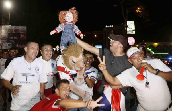 ¡Locura total! La afición olimpista invade las callejas para festejar la copa 30