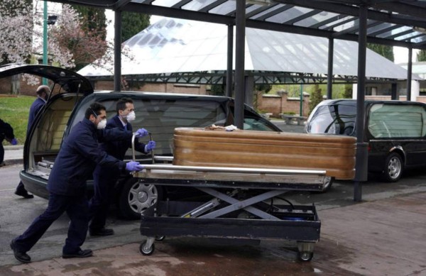 Convierten centro comercial de Madrid en morgue; colapsan las funerarias por covid-19