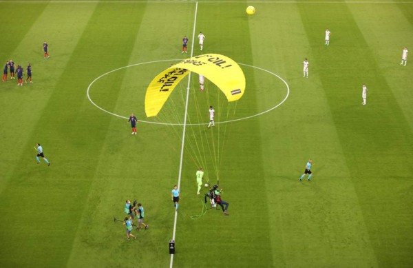 ¡Qué susto! Paracaidista de Greenpeace se enreda en cables de la Spider Cam en el Francia vs Alemania