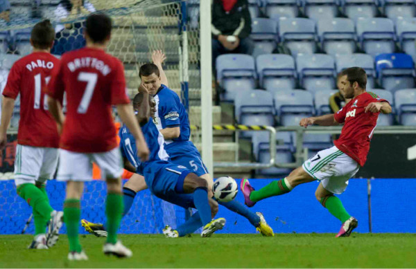 Roger Espinoza anota, pero Wigan cae en casa