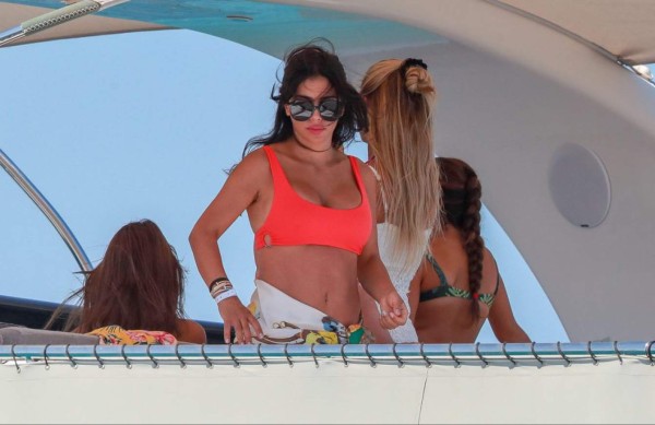 Antonella y sus descuidos; las vacaciones de Messi, Fabregas y Suárez con sus parejas