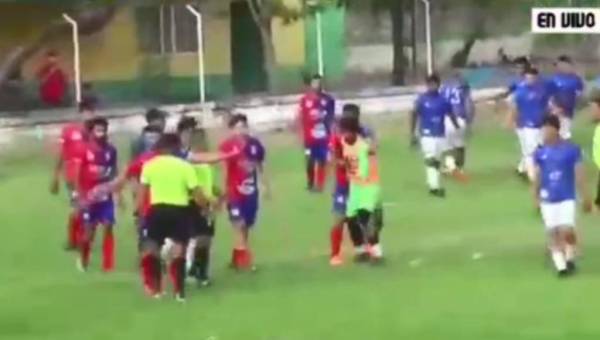 VIDEO: Guardameta pierde los estribos y agrede a árbitro de la Liga Mayor de Honduras