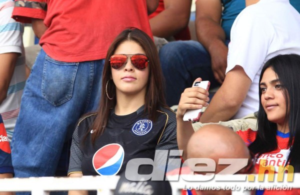 ¿Quién es la rubia? Las hermosas chicas que le dieron el color al clásico Olimpia-Motagua