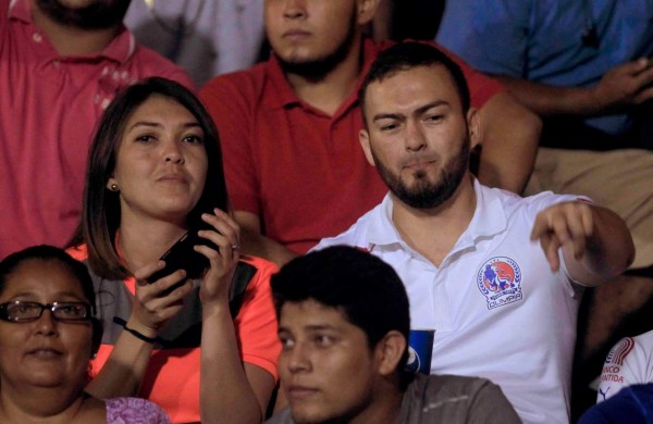 ¡LINDAS! Las preciosas chicas que adornaron el Honduras-Olimpia en la perla