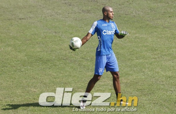 Risas, bromas y pláticas individuales de Pinto en el último entreno de Honduras