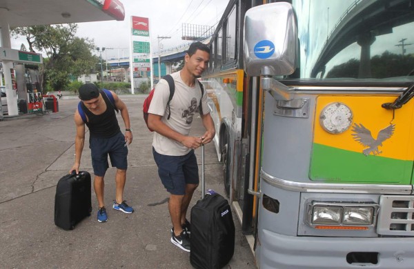 El curioso y singular bus en el que viajó Motagua a Tela