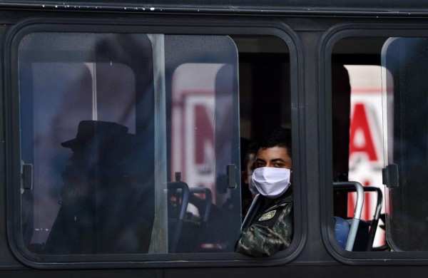 Con cervezas y sin respetar toque de queda absoluto: Las mejores fotos del día en Honduras