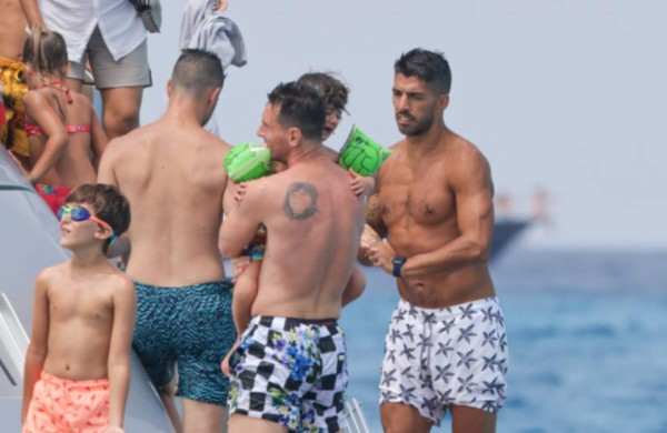 Así fue 'cazado' Messi junto a Suárez y Fábregas en Ibiza mientras se define su futuro en Barcelona