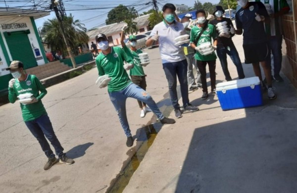 ¡Ejemplar! Barras de Olimpia y Marathón ayudan a personas dándoles comida