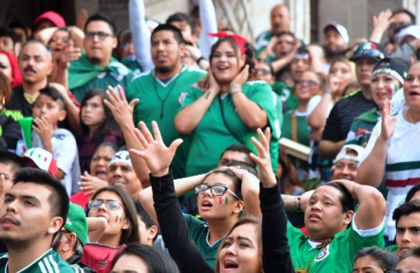 Dolorosas imágenes: Aficionados de México rompen en llanto por eliminación en Rusia