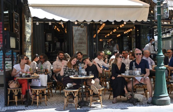 Playas, bares y cafés: Francia da un paso más hacia la normalidad en medio de la pandemia