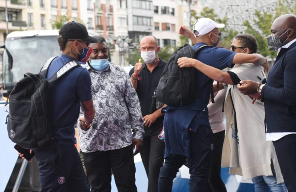 El día después de la Champions: Caos en las calles de París y frío recibimiento a los jugadores del PSG