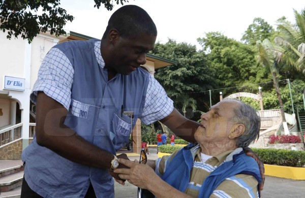 Así vive Chelato Uclés en Siguatepeque mientras se recupera