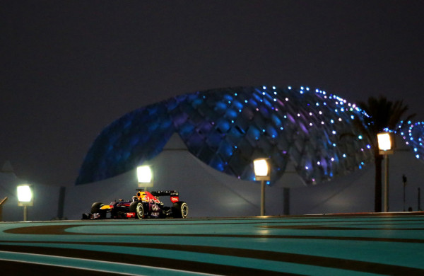 Vettel estrenó su título mundial con un aplastante triunfo.
