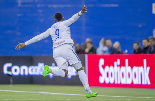 Patón Mejía no se resiste y da tremendo abrazo a Titi Henry: Las imágenes del Impact-Olimpia