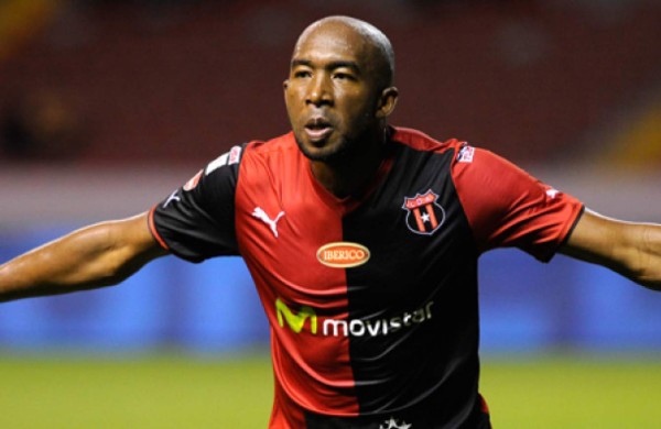 Jerry Bengtson busca destacar en el fútbol tico como ya lo hicieron sus compatriotas en el pasado