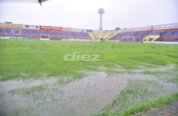 ¡INUNDADO! El estadio ceibeño se ha convertido en un verdadero pantano