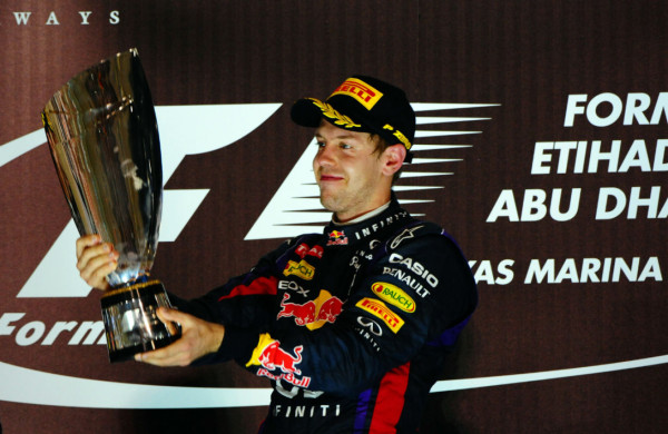 Vettel estrenó su título mundial con un aplastante triunfo.