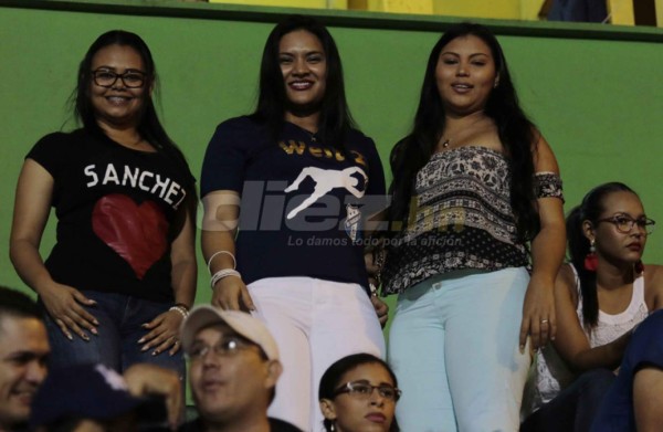 NO VISTE EN TV: Lluvia, mujeres lindas y susto en La Ceiba