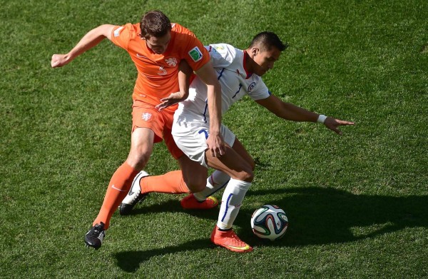 Holanda venció 2-0 a Chile con goles de Leroy Fer y Memphis Depay.