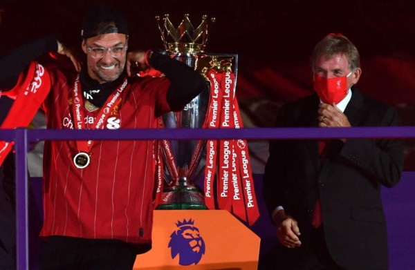 ¡Locura total! El espectacular festejo del Liverpool tras recibir el trofeo de la Premier League