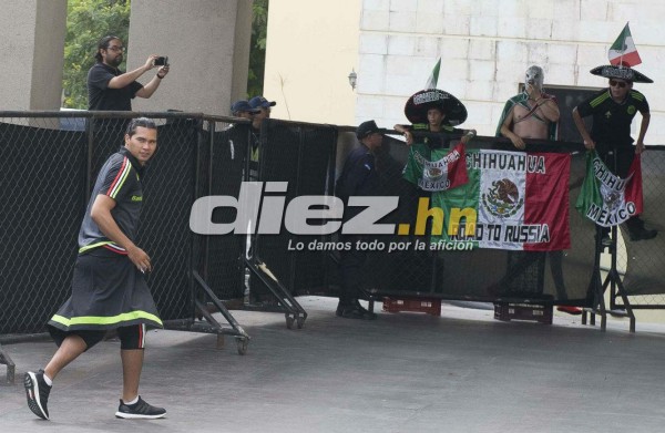 EN FOTOS: Chicharito Hernández causó furor en la llegada de México a San Pedro Sula