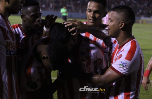 Las preciosas aficionadas del Vida y así fue captado Diego en la derrota del Motagua