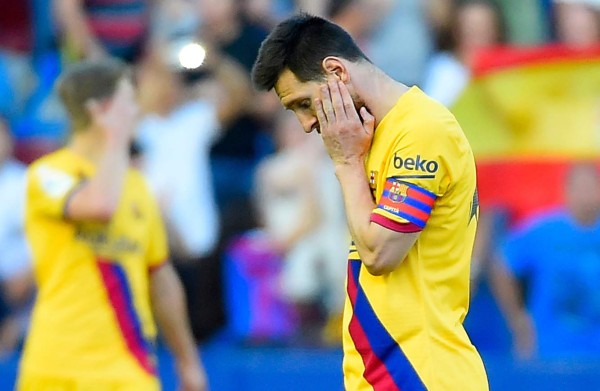 Frustración y dedicatoria de Lionel Messi, Vidal con 'voladora' en la remontada Levante sobre Barcelona
